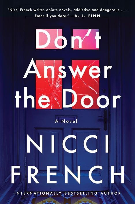 "Don't Answer the Door" von Nicci French. Ein dunkler Eingang mit gebrochenem rotem Glas in den Fenstern der Tür.