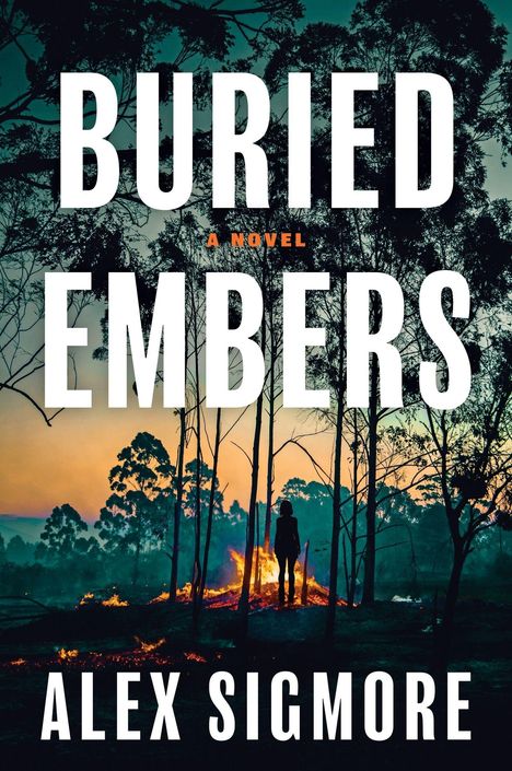 Text: "Buried Embers", "A Novel", "Alex Sigmore". Silhouette einer Person vor brennendem Wald in der Dämmerung.
