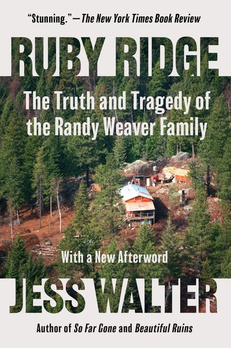 "Ruby Ridge: The Truth and Tragedy of the Randy Weaver Family" von Jess Walter. Waldlandschaft mit Hütte.