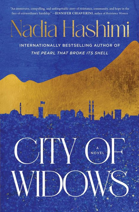 “Nadia Hashimi, City of Widows”. Blau-goldene Illustration einer Stadt mit Minaretten vor einer Gebirgssilhouette.