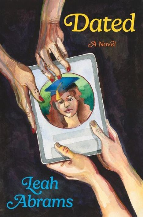 Texte: "Dated A Novel", "Leah Abrams". Illustration von drei Händen, die ein Tablet mit einem Bild einer Frau halten.