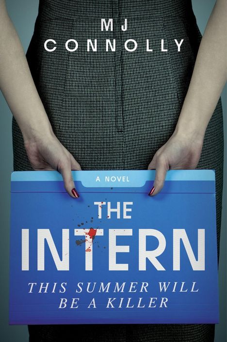 „MJ Connolly. A Novel. THE INTERN. THIS SUMMER WILL BE A KILLER.“ Hände halten blauen Aktendeckel.