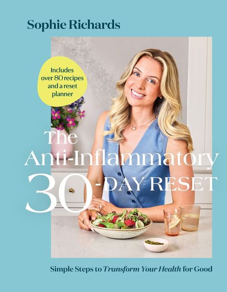 "The Anti-Inflammatory 30-Day Reset" von Sophie Richards. Eine lächelnde Frau hält einen Salat in der Küche.