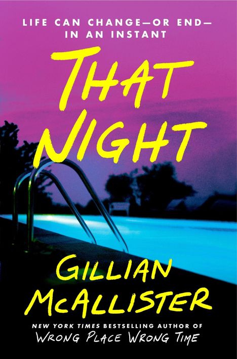 Oben: „Life can change—or end—in an instant“
Titel: „That Night“
Autor: „Gillian McAllister“
Im Hintergrund ein Pool bei Dämmerung.