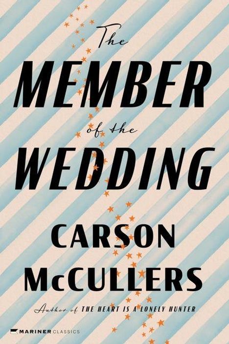 „The Member of the Wedding“ von Carson McCullers. Hintergrund: blau-weiße diagonale Streifen mit kleinen orangefarbenen Sternen.