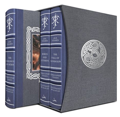 Drei blaue Buchrücken in einer grauen Box mit keltischem Muster: "The Children of Húrin", "Beren and Lúthien", "The Fall of Gondolin".