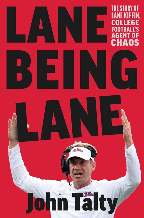Text in Großbuchstaben: "LANE BEING LANE." Weiterer Text: "The story of Lane Kiffin, college football’s agent of chaos." Unten: "John Talty." Person mit Kopfhörern hebt die Hände.