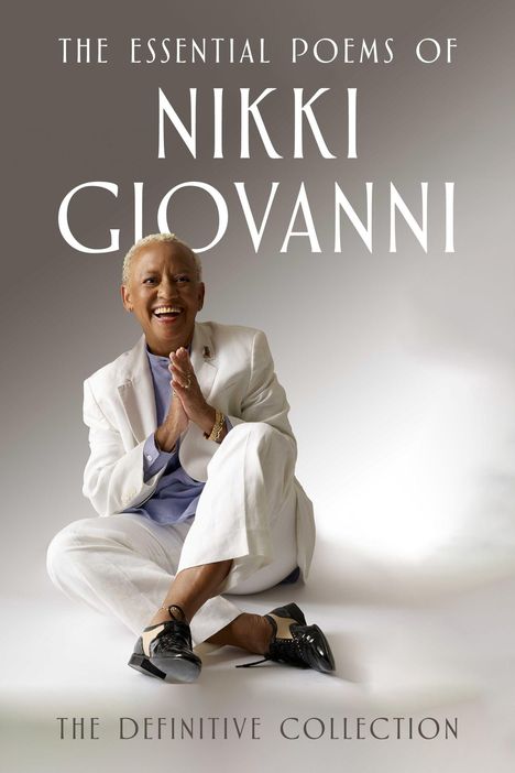 Text: "The Essential Poems of Nikki Giovanni - The Definitive Collection". Eine Person in weißem Anzug sitzt lächelnd.