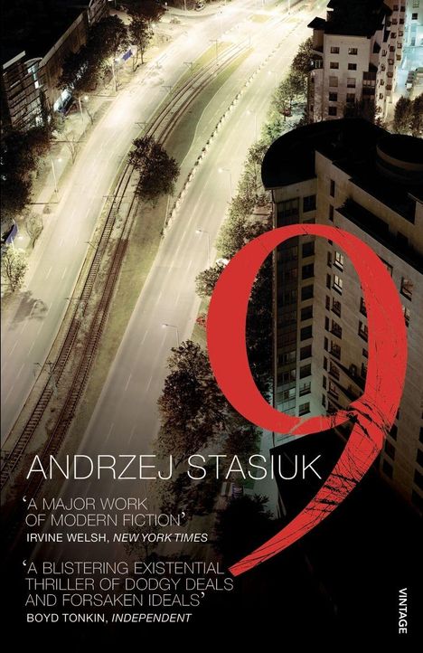 Titel: "9". Autor: Andrzej Stasiuk. Kommentare aus der New York Times über fesselnden, modernen Roman. Stadtansicht von oben.