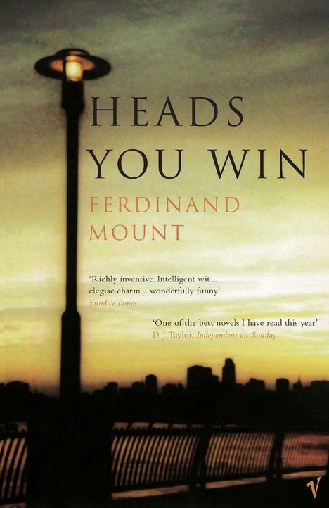 "Heads You Win" von Ferdinand Mount, Zitate von Sunday Times und Independent on Sunday. Oben Straßenlaterne, Skyline.