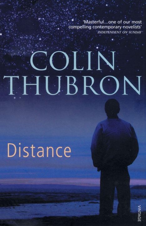 "COLIN THUBRON, Distance. Zitat: 'Masterful... one of our most compelling contemporary novelists' - Independent on Sunday." 

Ein Mann blickt in den Sternenhimmel.