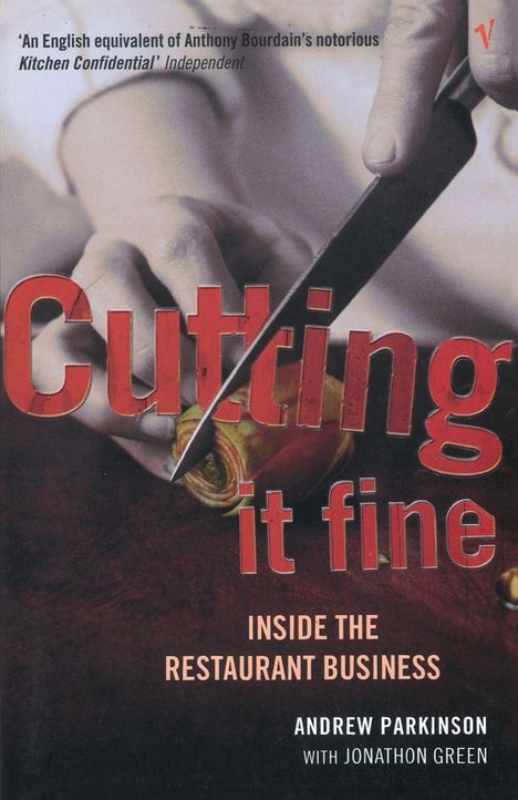„Cutting it fine: Inside the Restaurant Business“ von Andrew Parkinson. Eine Hand hält ein Messer und schneidet Gemüse.