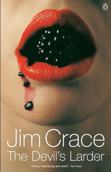 „Jim Crace, The Devil’s Larder“. Rote Lippen umschließen eine Brombeere, Saft tropft herab.