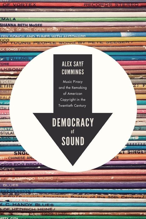 Text: “Alex Sayf Cummings, Music Piracy and the Remaking of American Copyright in the Twentieth Century, Democracy of Sound.” Hintergrund: Gestapelte Schallplatten.