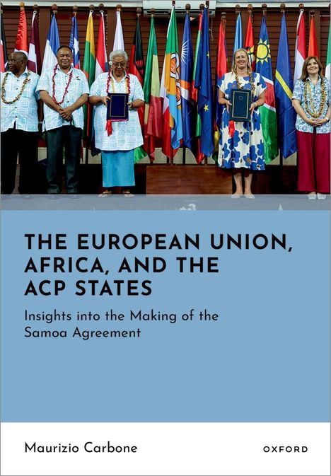 "The European Union, Africa, and the ACP States. Five Personen vor Flaggen, halten Dokumente. Wand im Hintergrund."