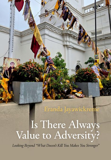 Eranda Jayawickreme – Is There Always Value to Adversity? Gebäude mit bunten Fahnen und Pflanzen.