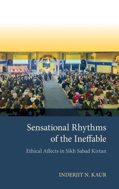 "Sensational Rhythms of the Ineffable: Ethical Affects in Sikh Sabad Kirtan" von Inderjit N. Kaur. Menschen in einer großen Halle.