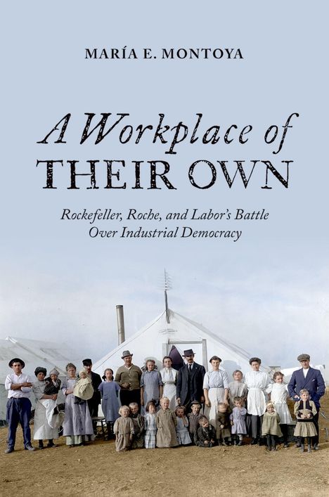 Der Text zeigt: "María E. Montoya", "A Workplace of Their Own", "Rockefeller, Roche, and Labor's Battle Over Industrial Democracy". Unten steht eine Gruppe von Menschen vor einem weißen Zelt.