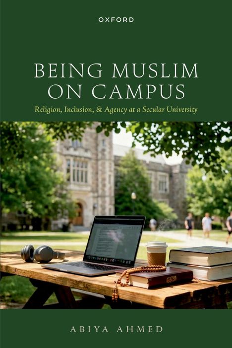 "BEING MUSLIM ON CAMPUS" auf einem Buchcover, zeigt einen Laptop und Bücher auf einem Holztisch vor einer universitären Kulisse.
