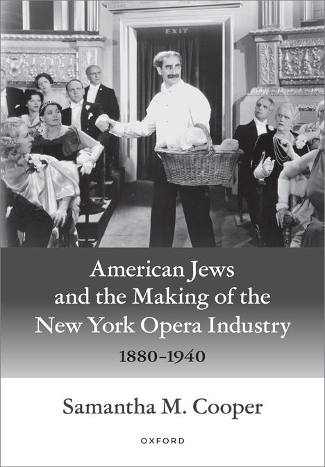 Text: "American Jews and the Making of the New York Opera Industry 1880-1940" von Samantha M. Cooper. Schwarz-Weiß-Foto eines Mannes in einem Opernsaal mit Menschen im Hintergrund.