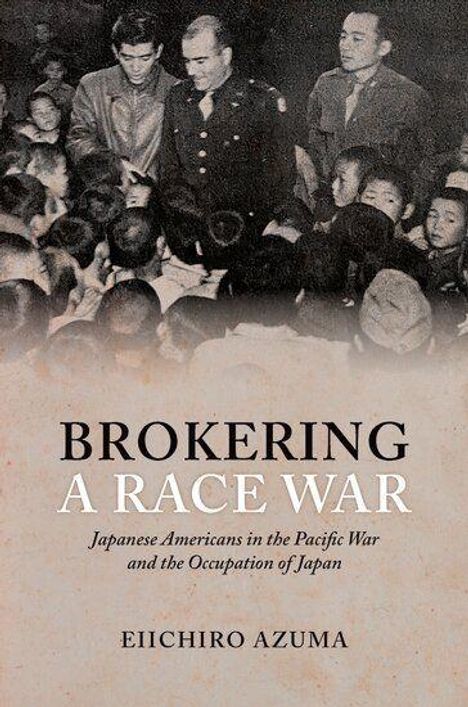 "BROKERING A RACE WAR: Japanese Americans in the Pacific War and the Occupation of Japan" von Eiichiro Azuma. Schwarzweißfoto einer Menschenmenge um zwei Männer in Uniform.