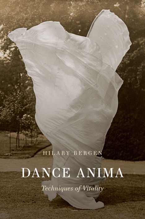 "Dance Anima: Techniques of Vitality" von Hilary Bergen. Ein wirbelndes weißes Tuch im Freien, das an Tanz erinnert.