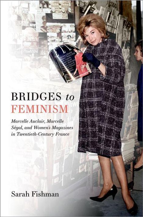"BRIDGES to FEMINISM" von Sarah Fishman. Frau vor Zeitschriftenwand, elegant gekleidet, hält Magazin in Hand.