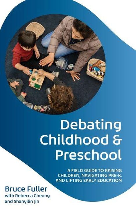 "Debating Childhood & Preschool" von Bruce Fuller. Erwachsene und Kinder spielen mit Holzspielzeug auf einem Teppich.