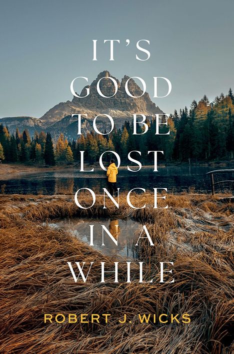 Text: "IT'S GOOD TO BE LOST ONCE IN A WHILE" und "ROBERT J. WICKS". Person im gelben Mantel vor Bergkulisse.