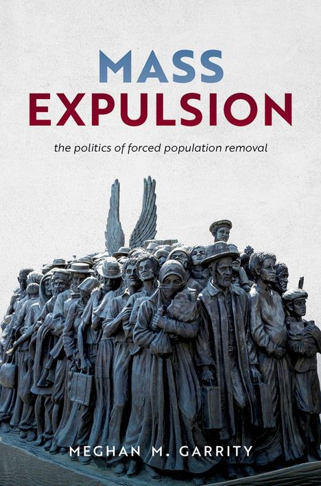 Text: "MASS EXPULSION. The politics of forced population removal. Meghan M. Garrity." Eine Menschenmenge in einer dunklen Skulptur.