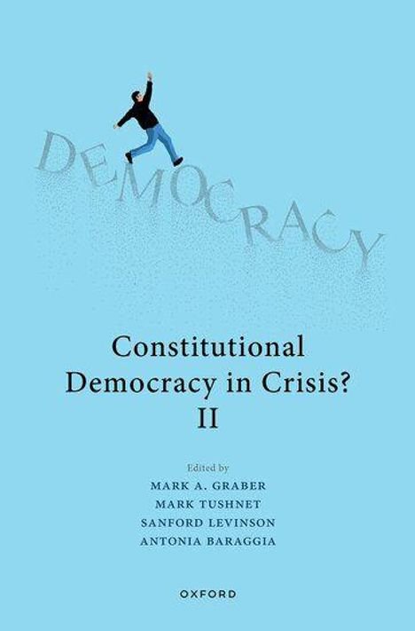 „Constitutional Democracy in Crisis? II“ von Mark A. Graber, Mark Tushnet, Sanford Levinson, Antonia Baraggia. Oben ein Mann, der auf Buchstaben des Wortes "Democracy" läuft.