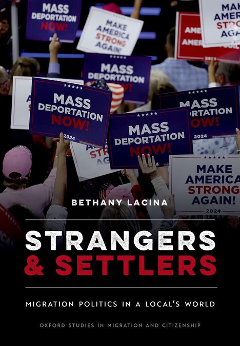 Schilder mit "MASS DEPORTATION NOW!" Papptafeln, Menschenmenge, Buchcover "STRANGERS & SETTLERS" von Bethany Lacina.