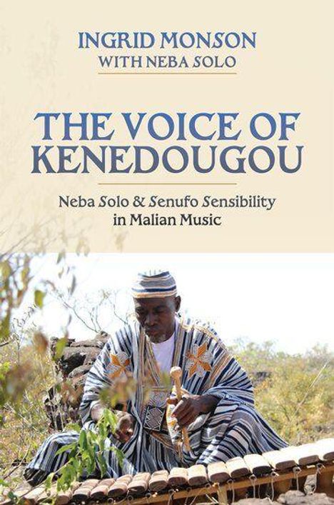 Text: Ingrid Monson with Neba Solo. The Voice of Kenedougou. Neba Solo & Senufo Sensibility in Malian Music.
Ein Mann spielt ein traditionelles Instrument im Freien.