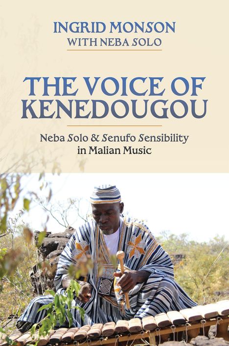 Titel: "The Voice of Kenedougou". Untertitel: "Neba Solo & Senufo Sensibility in Malian Music". Ein Mann spielt ein Balafon.