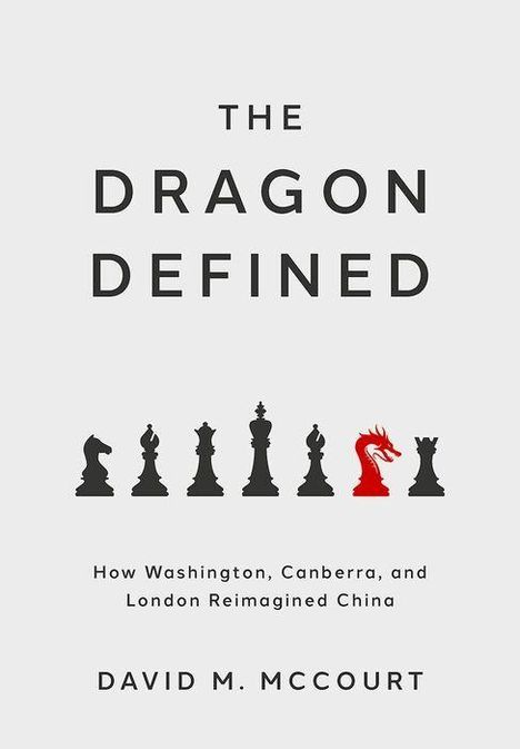 „THE DRAGON DEFINED“ ist ein Titel. Darunter Schachfiguren, ein roter Drache ersetzt einen Springer. Autor: David M. McCourt.