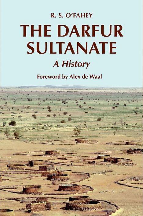 Texte: "R. S. O'Fahey, The Darfur Sultanate: A History, Foreword by Alex de Waal." Wüstenlandschaft mit Rundbauten.