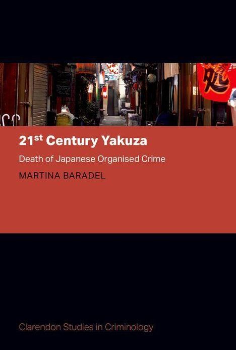 „21st Century Yakuza: Death of Japanese Organised Crime“ von Martina Baradel. Eine enge Gasse mit japanischen Laternen.