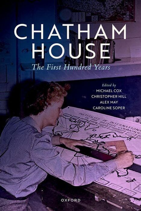 "CHATHAM HOUSE: The First Hundred Years, Edited by Michael Cox, Christopher Hill, Alex May, Caroline Soper. Eine Frau zeichnet auf eine Karte."