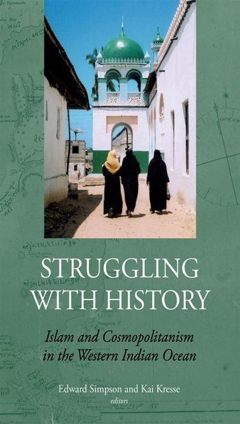 Text: "STRUGGLING WITH HISTORY: Islam and Cosmopolitanism in the Western Indian Ocean. Edward Simpson and Kai Kresse, editors." Drei Personen in dunkler Kleidung gehen auf grünes Gebäude mit Kuppel zu.