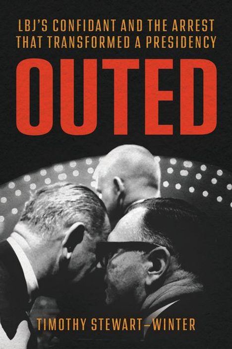 "OUTED" in großen roten Buchstaben, darunter "Timothy Stewart-Winter". Im Hintergrund Gespräche zwischen drei Männern.