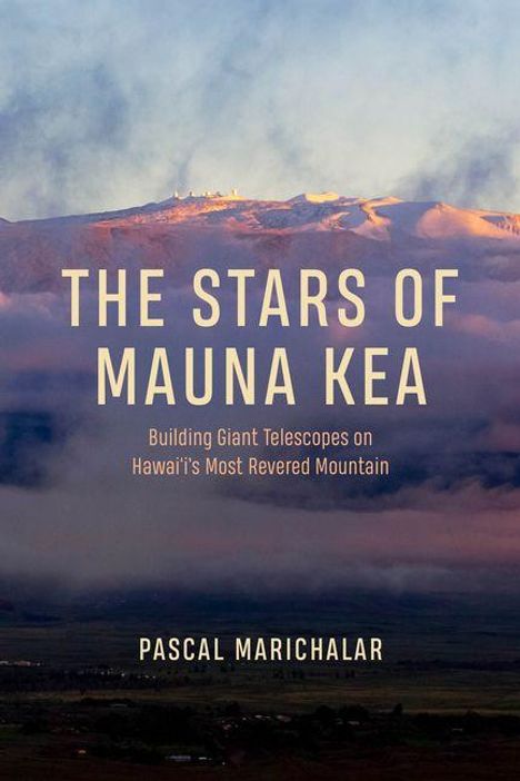 "THE STARS OF MAUNA KEA" und "Building Giant Telescopes on Hawaii's Most Revered Mountain" auf Berglandschaft mit Wolken.