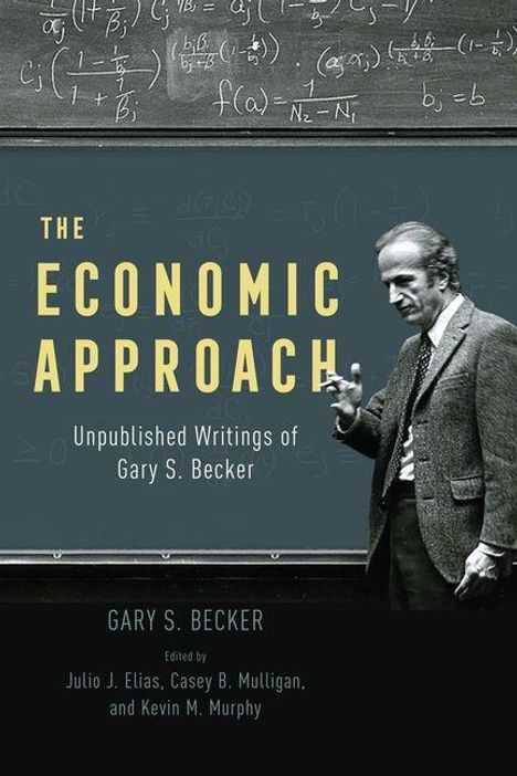 "The Economic Approach: Unpublished Writings of Gary S. Becker." Bild eines Mannes vor einer Tafel mit Formeln.