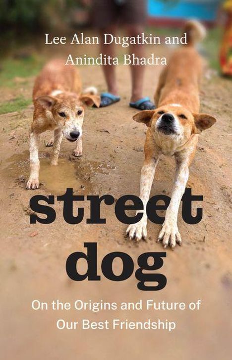 „Street Dog“: Zwei Hunde rennen durch Schlamm. Oben Autorenname: Lee Alan Dugatkin und Anindita Bhadra.