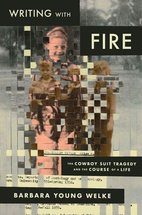 Titel: "Writing with Fire". Untertitel: "The Cowboy Suit Tragedy and the Course of a Life" von Barbara Young Welke. Verschwommenes Vintage-Foto von Kindern.