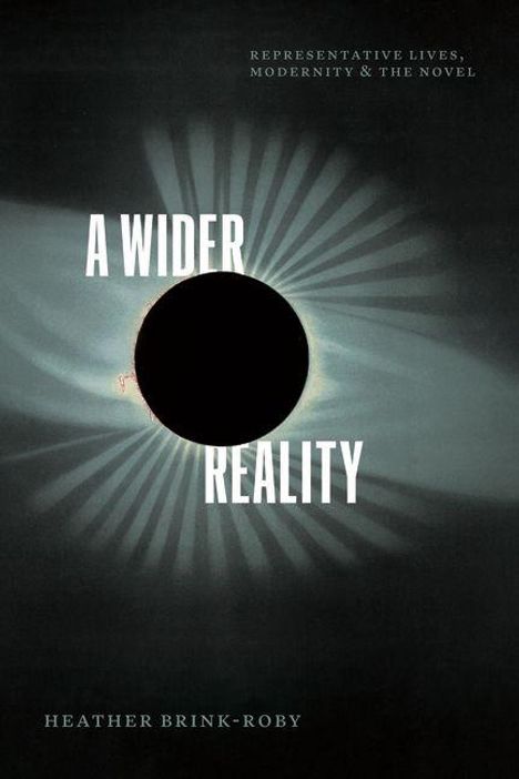 Titel: A Wider Reality. Autor: Heather Brink-Roby. Oben Text: Representative Lives, Modernity & the Novel. Schwarze Sonne vor Lichtstrahlen.