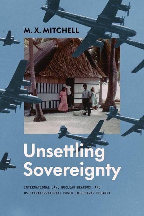 "M.X. Mitchell, Unsettling Sovereignty. Flugzeuge über traditionellem Haus mit Menschen im Eingang. Hellblauer Hintergrund."