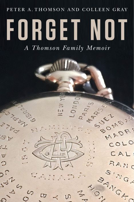 Text: "FORGET NOT: A Thomson Family Memoir". Darunter eine Taschenuhr mit eingravierten Städtenamen und einem Monogramm.