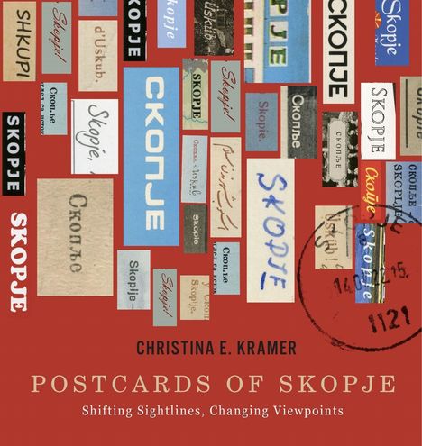 „SKOPJE“ in verschiedenen Schriftarten und Sprachen. Titel: „POSTCARDS OF SKOPJE“. Gestaltet auf rotem Hintergrund.