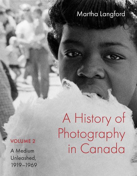 Martha Langford, A History of Photography in Canada, Volume 2: A Medium Unleashed, 1919–1969. Ein Kind mit Zuckerwatte in der Hand.