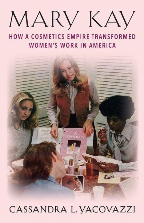 „MARY KAY: How a Cosmetics Empire Transformed Women's Work in America“ von Cassandra L. Yacovazzi. Frauen bei einer Präsentation.